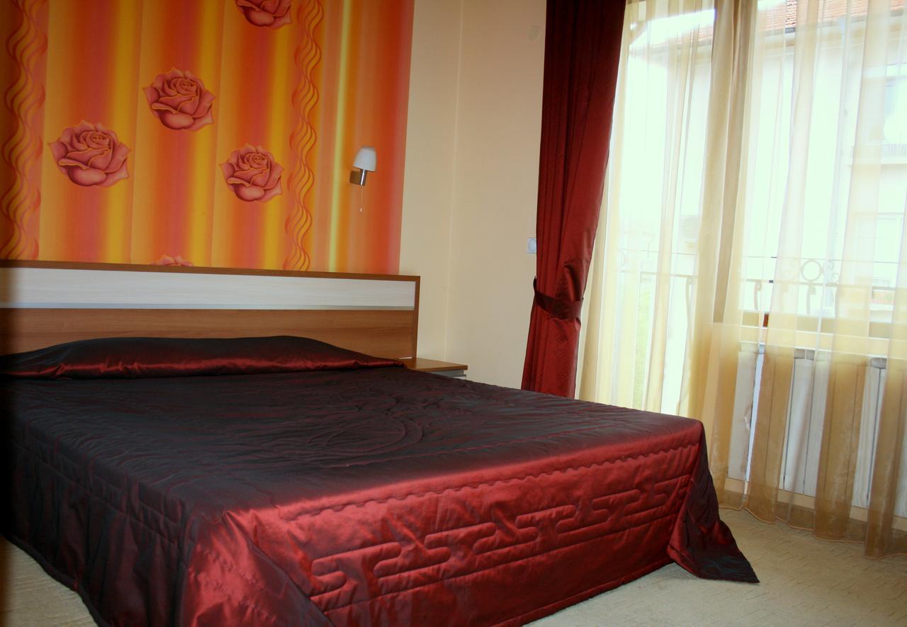 Hotel Elegant Karnobat ภายนอก รูปภาพ